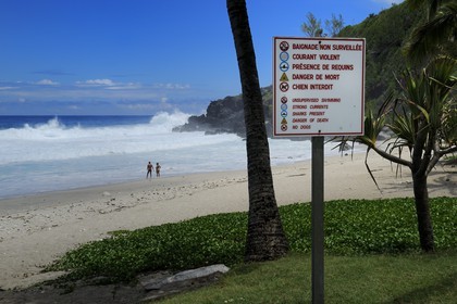 France, île de la Réunion, la côte sud, plage de Grand-Anse, panneau annoncant les dangers potentiels de baignade
