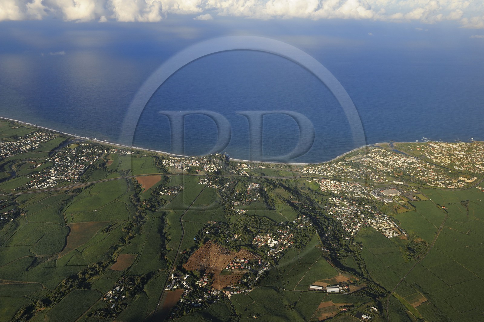 France, île de la Réunion, côte Nord-Est entre Sainte-Suzanne et Saint-André, champs de cannes à sucre (vue aérienne)