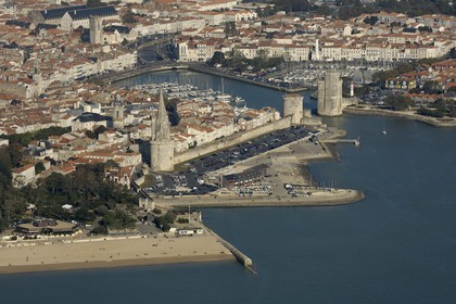 France, Charente-Maritime (17), port et avant-port de La Rochelle  (vue aérienne)