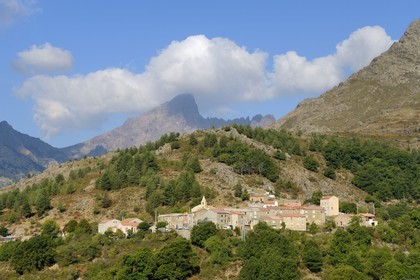 France, Haute-Corse (2B), région du Niolu (Niolo), Calasima plus haut village de Corse (1 095m) au pied de la montagne du Paglia Orba en forme d’aileron de requin