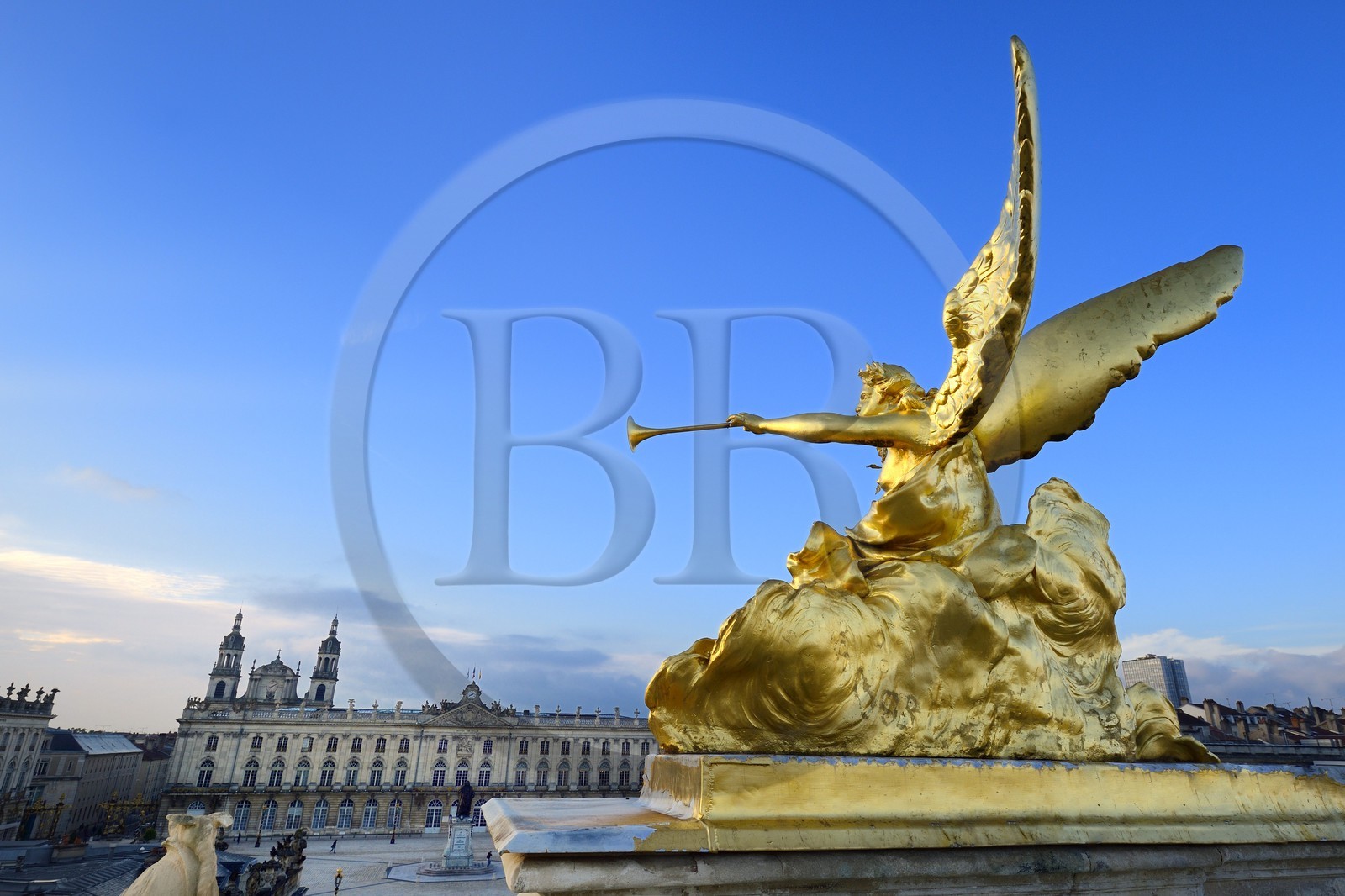 France, Meurthe-et-Moselle (54), Nancy, place Stanislas (ancienne Place Royale) construite par Stanislas Leszczynski, roi de Pologne et dernier duc de Lorraine au XVIIIe siècle, classée Patrimoine Mondial de l'UNESCO, statue de l'Arc de Triomphe (la Porte Héré), l'Hotel de ville et la cathédrale en arrière plan