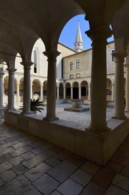 Croatie, Dalmatie, côte dalmate, Zadar, église et couvent Saint-François, le cloitre
