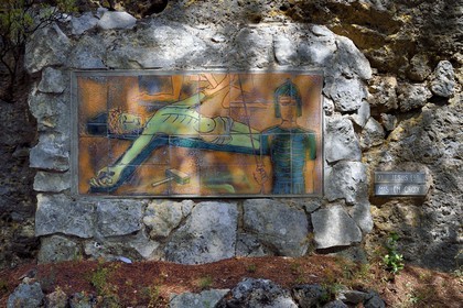 France, Var (83), Dracénie, Ampus, Chemin de Croix à l'emplacement de l'ancien château fort créé par l'abbé Adonis Volpato avec le céramiste Geoff Hindry, station XI Jesus est mis en Croix