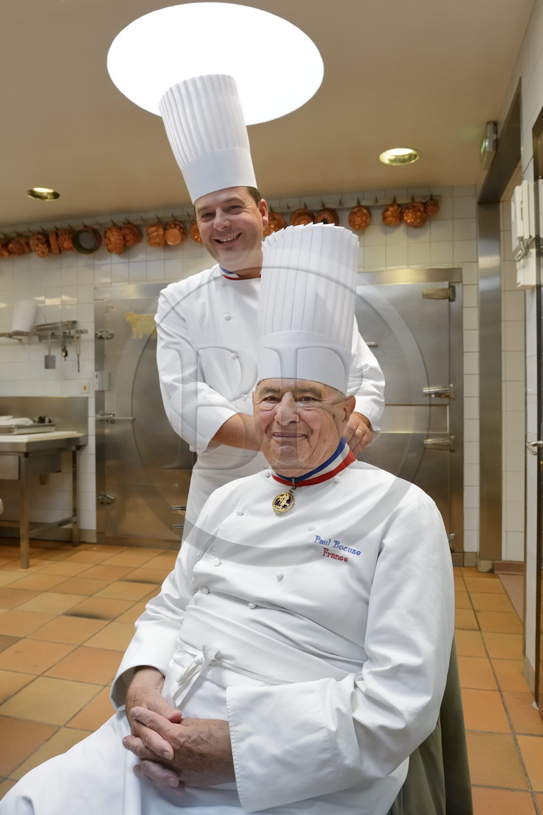 France, Rhône (69), Collonges-au-Mont-d'Or, Restaurant L'Auberge du Pont de Collonges de Paul Bocuse, trois étoiles au Guide Michelin depuis 1965, le grand chef cuisinier Meilleur ouvrier de France Paul Bocuse avec le chef executif Christophe Muller MOF 2000