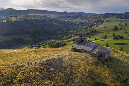 France, Cantal (15), Parc Naturel Régional des Volcans d'Auvergne, Chastel-sur-Murat, Chapelle Saint Antoine du XIIe siècle perchée sur un promontoire, randonneurs sur le chemin de Saint-Jacques de Compostelle par la Via Arverna (vue aérienne)