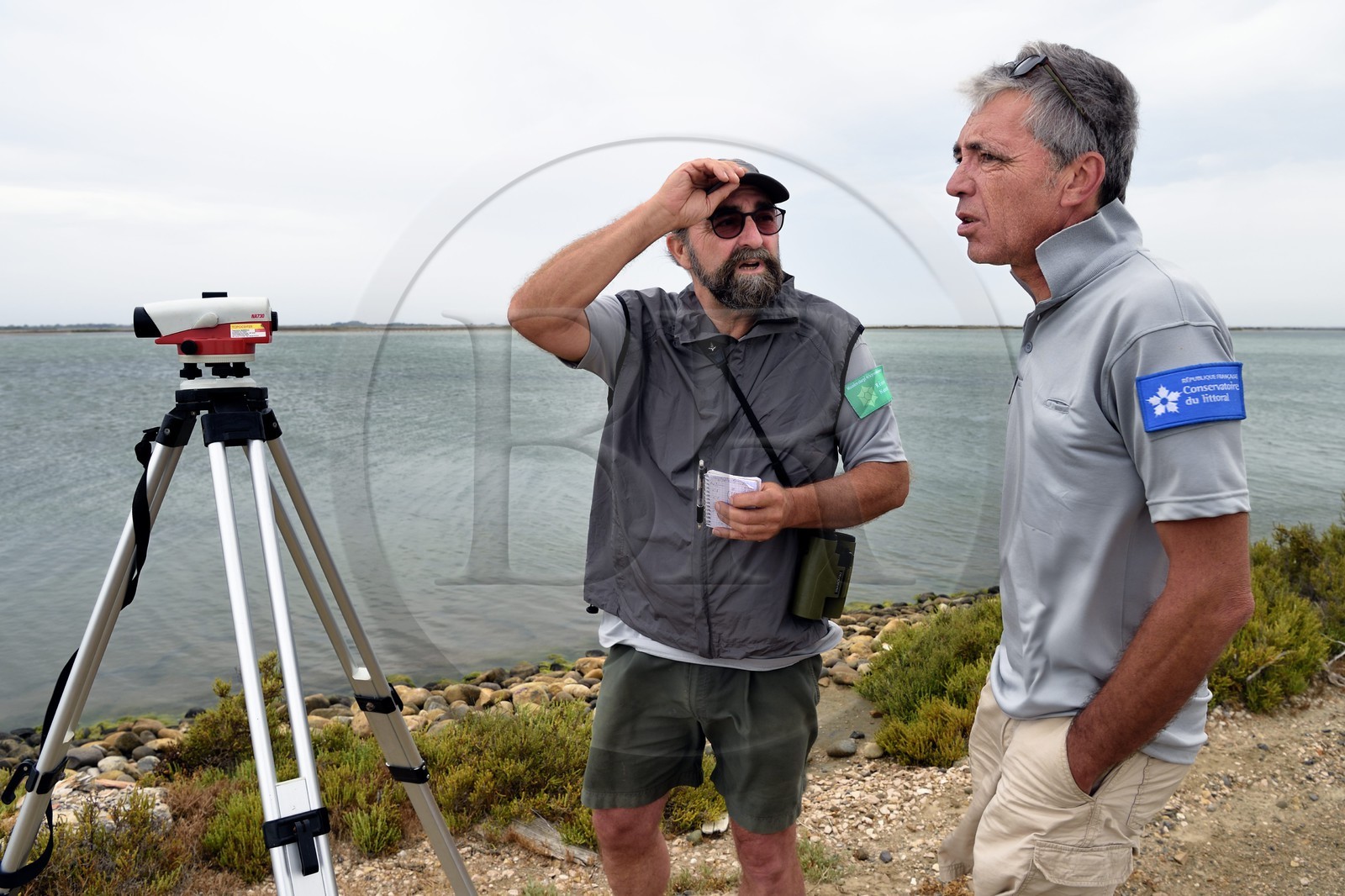 France, Bouches-du-Rhône (13), Parc naturel régional de Camargue, l’étang du Vaisseau et Vieux Rhone, relevés topographiques réalisés par les employés de la réserve, à droite Patrick Rigaud en charge de la gestion hydraulique du parc France, Bouches-du-Rhône (13), Parc naturel régional de Camargue, l’étang du Vaisseau et Vieux Rhone, relevés topographiques réalisés par les employés de la réserve, à droite Patrick Rigaud en charge de la gestion hydraulique du parc
