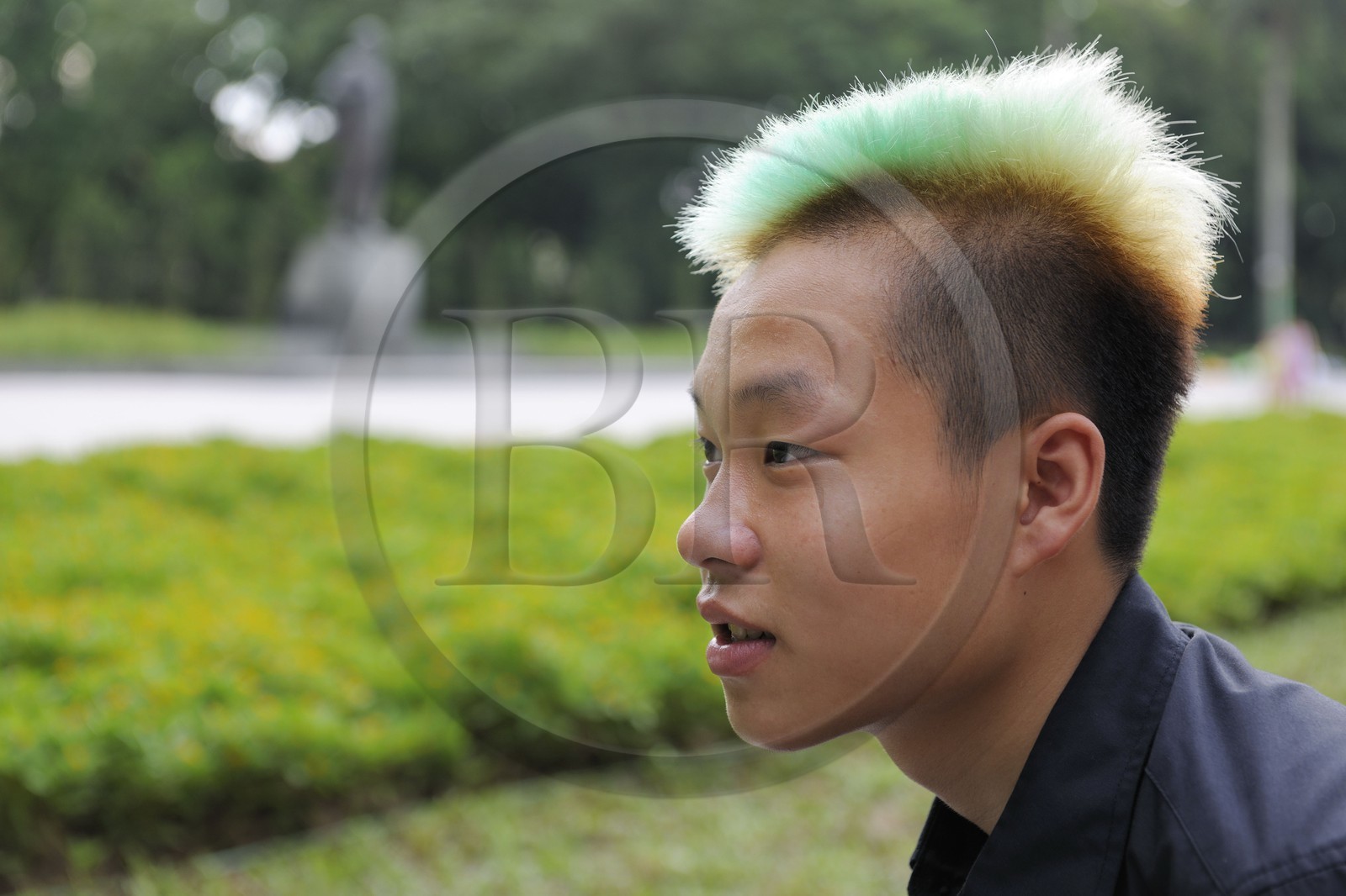 Vietnam, Hanoï, Chung jeune adolescent à la coupe de cheveux résolument moderne devant la statue de Lénine