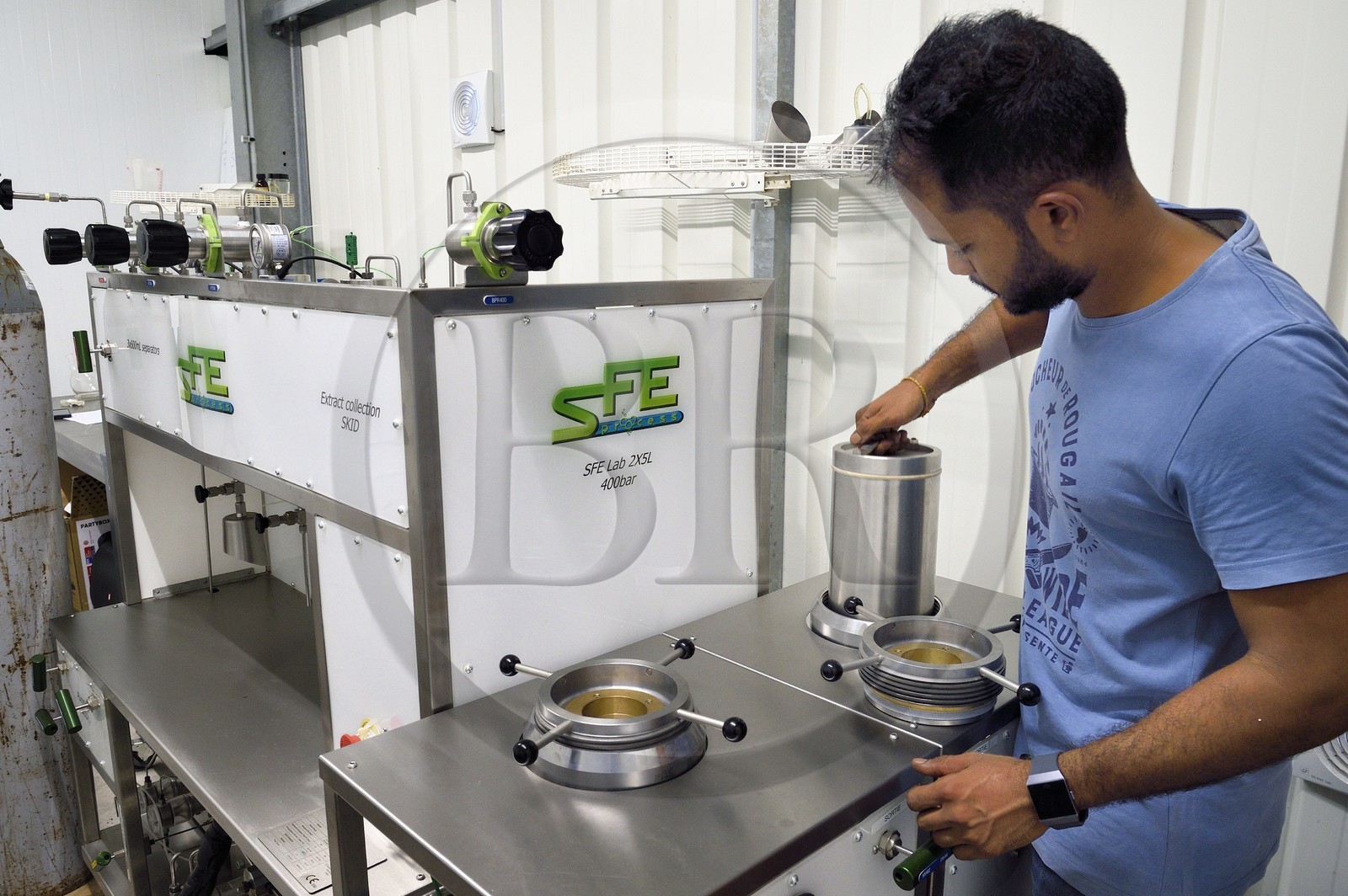 France, Ile de la Reunion, Saint-Louis, Domaine de Bellevue, producteur de vanille biologique cultivée sous des panneaux photovoltaïques, extracteur par CO2 fluide supercritique qui permet de produire de l'extrait de vanille, de la cire et de l'huile essentielle France, Ile de la Reunion, Saint-Louis, Domaine de Bellevue, producteur de vanille biologique cultivée sous des panneaux photovoltaïques, extracteur par CO2 fluide supercritique qui permet de produire de l'extrait de vanille, de la cire et de l'huile essentielle