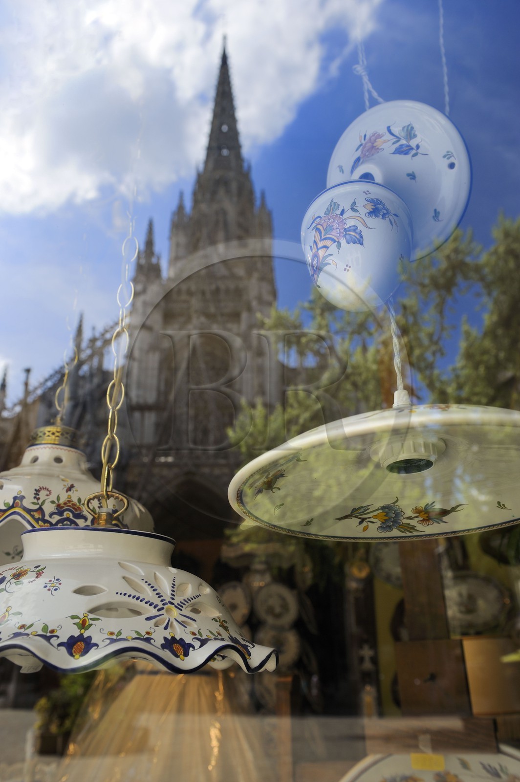 France, Seine-Maritime (76), Rouen, église Saint-Maclou joyau de l’art gothique flamboyant (XVème siècle) en reflet dans la vitrine d'une boutique de faiences