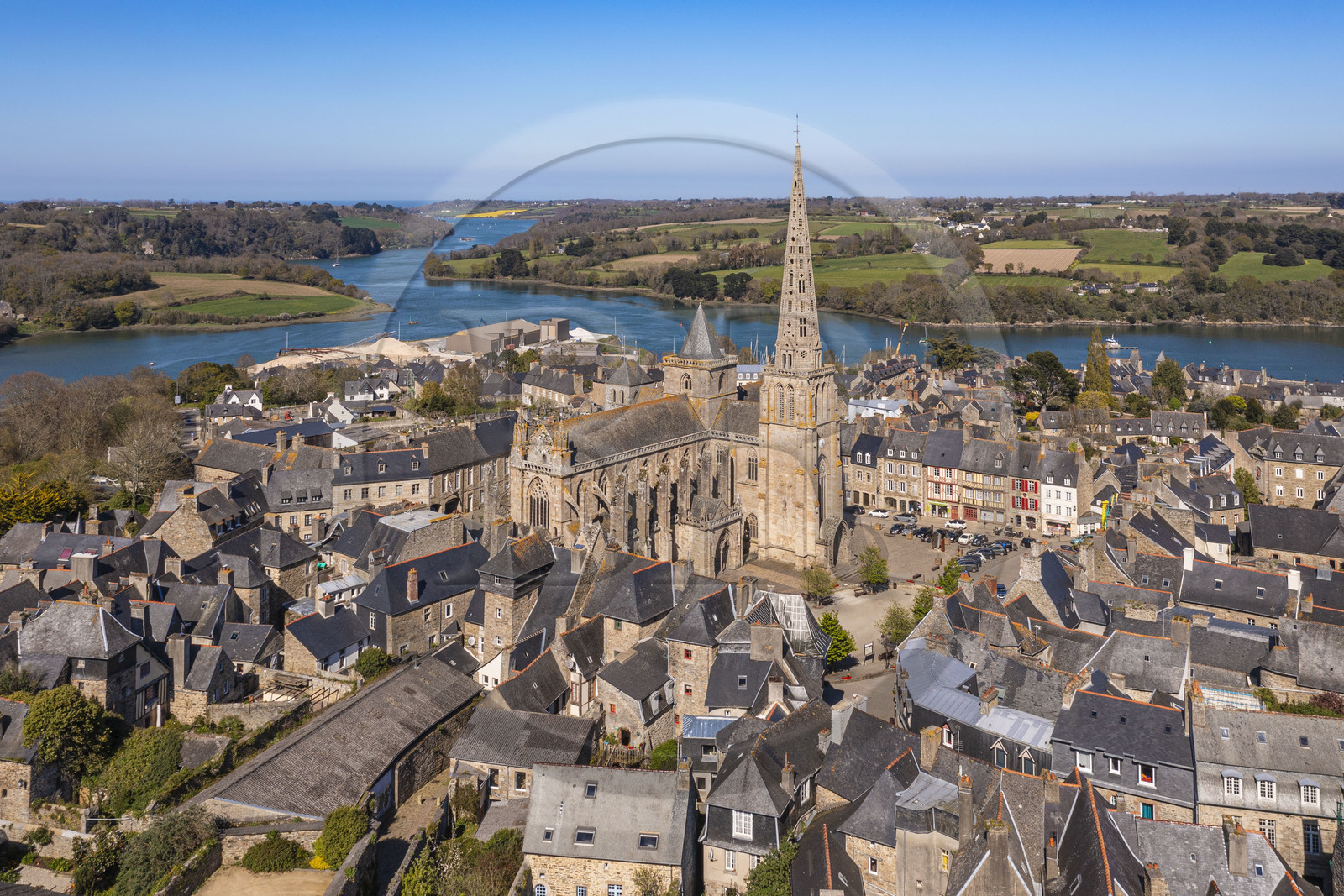 France, Côtes-d'Armor (22), Tréguier, cathédrale Saint-Tugdual et le fleuve Jaudy en arrière plan (vue aérienne)
