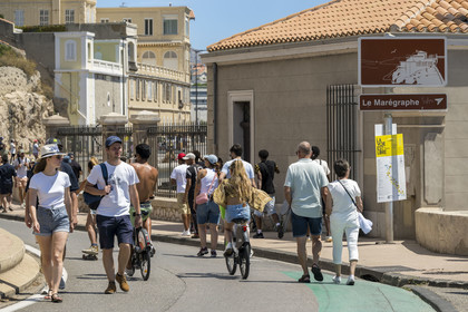 France, Bouches-du-Rhône (13), Marseille, quartier d'Endoume, devant le Marégraphe, la Corniche du Président John Fitzgerald Kennedy  piétonne un dimanche par mois