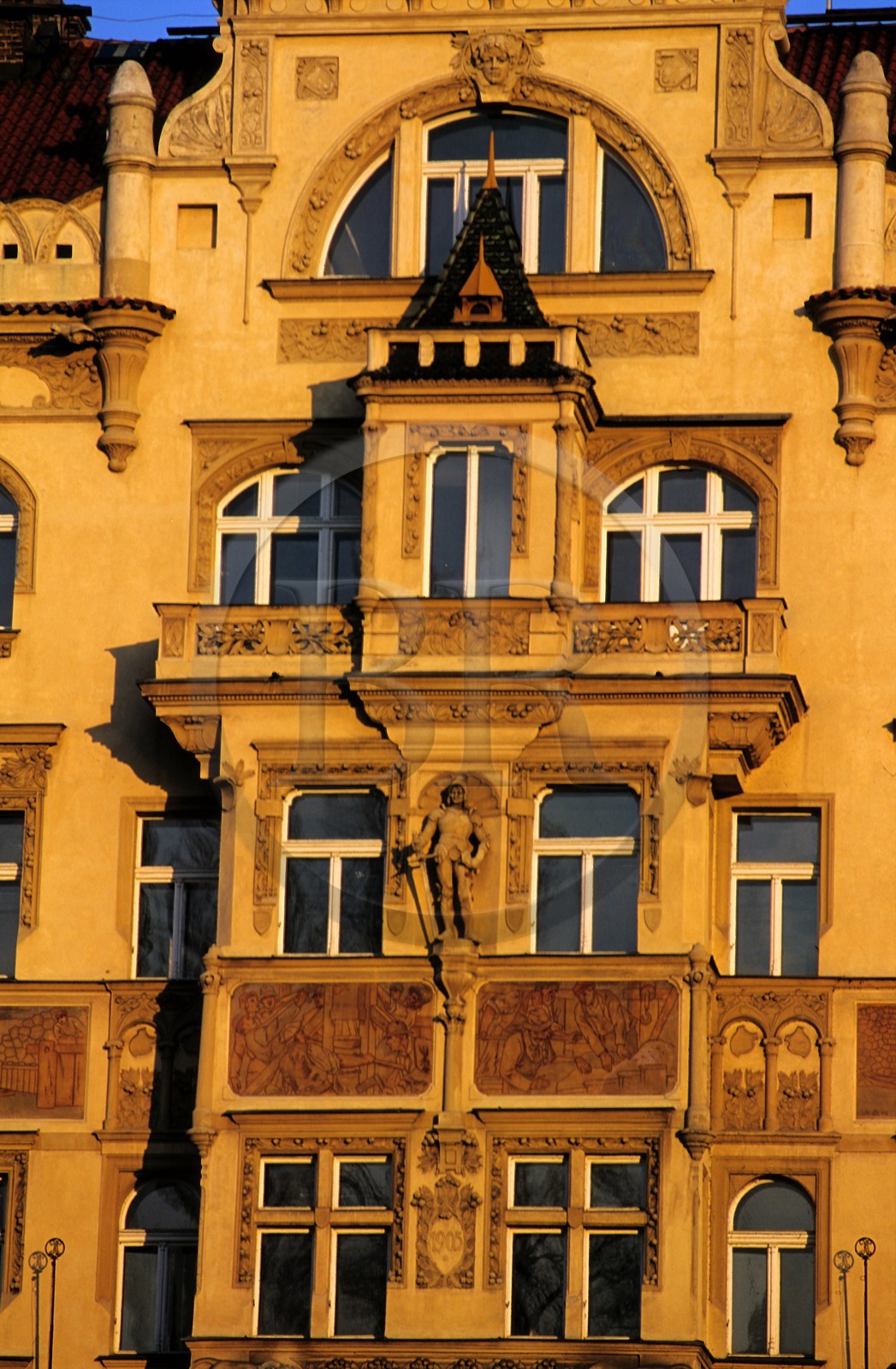 République Tchèque, Prague, immeuble néo-gothique sur le quai de la Vltava