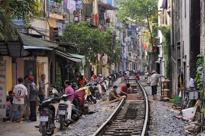 Vietnam, Hanoï, voie ferrée qui passe au coeur de la vieille ville