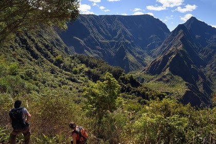 France, Ile de la Reunion, Parc National de la Réunion classé Patrimoine Mondial de l'UNESCO, La Possession, vers le village de Dos d'Ane, randonnée de la Roche Bouteille, randonneurs sur le sentier Cap Noir et le Cirque de Mafate