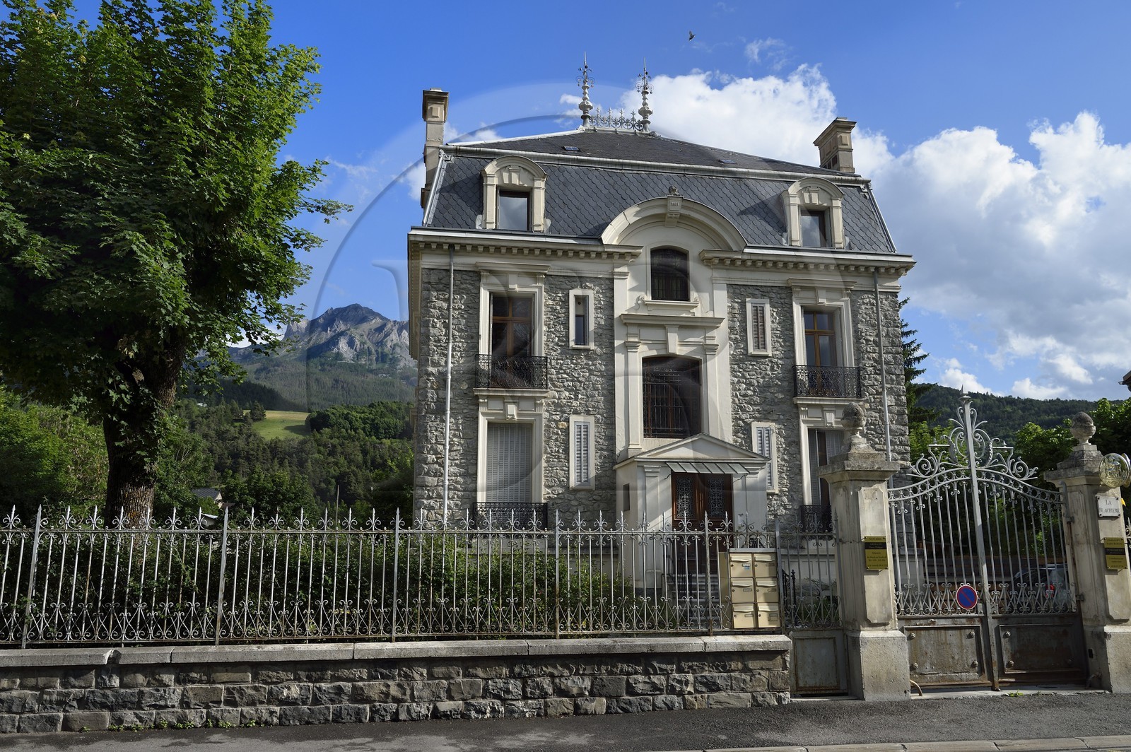 France, Alpes-de-Haute-Provence (04), vallée de l'Ubaye, Barcelonnette, villa mexicaine connue sous le nom de La Blachière dans l'allée des Dames