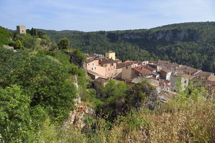 France, Var (83), La Dracénie, tour dite sarrasine à bossage du XIème siècle surplombant le village de Châteaudouble