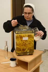 Croatie, Dalmatie, côte dalmate, Ile d’Ugljan, couvent franciscain Saint-Jérôme de la congrégation des Filles de la Miséricorde, sœur Theresija prépare une liqueur de fruits
