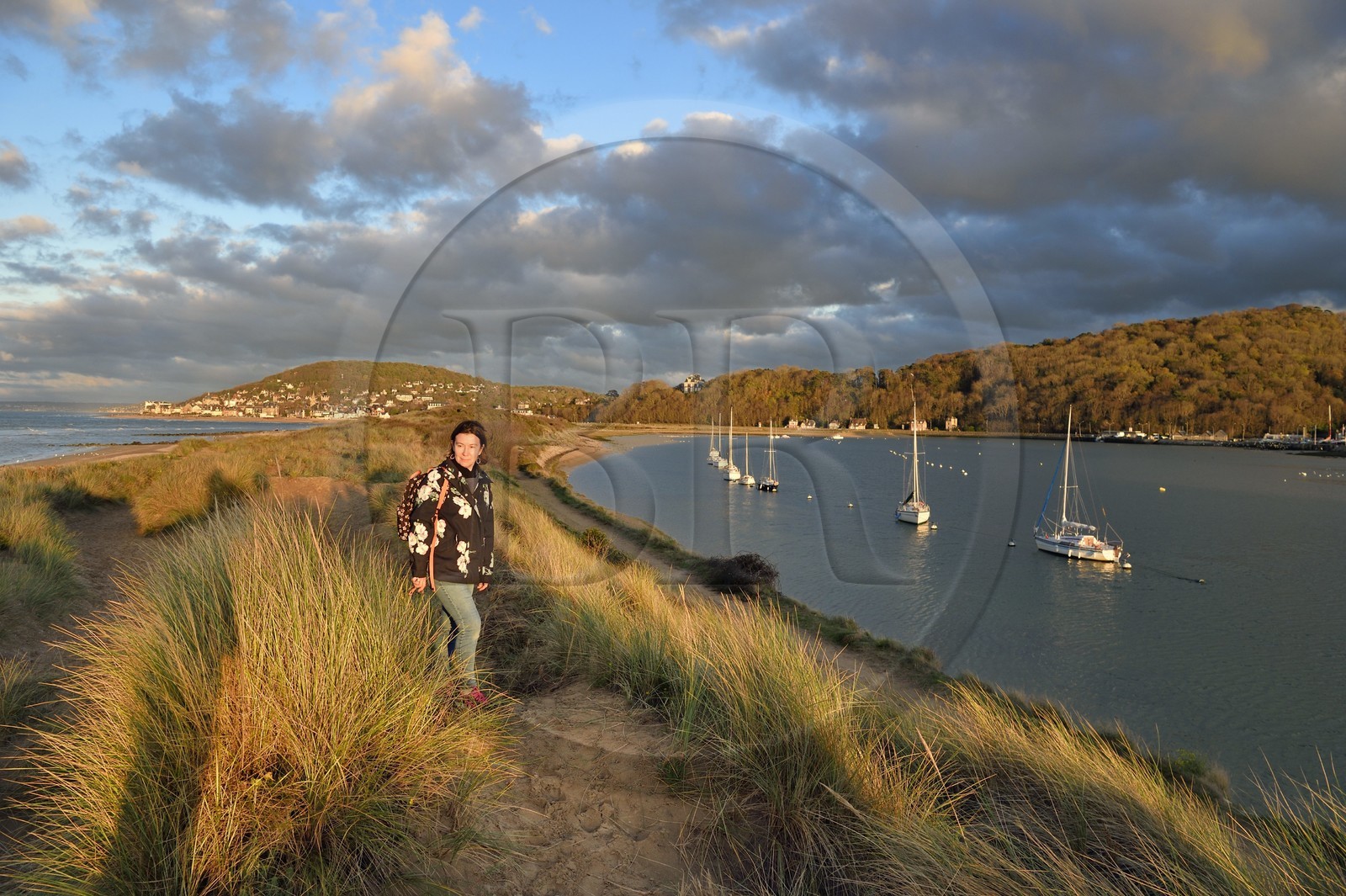 France, Calvados (14), Pays d'Auge, la côte Fleurie, Cabourg, les dunes de la plage de la station balnéaire et sur la droite la Dives qui rejoint l'océan France, Calvados (14), Pays d'Auge, la côte Fleurie, Cabourg, les dunes de la plage de la station balnéaire et sur la droite la Dives qui rejoint l'océan
