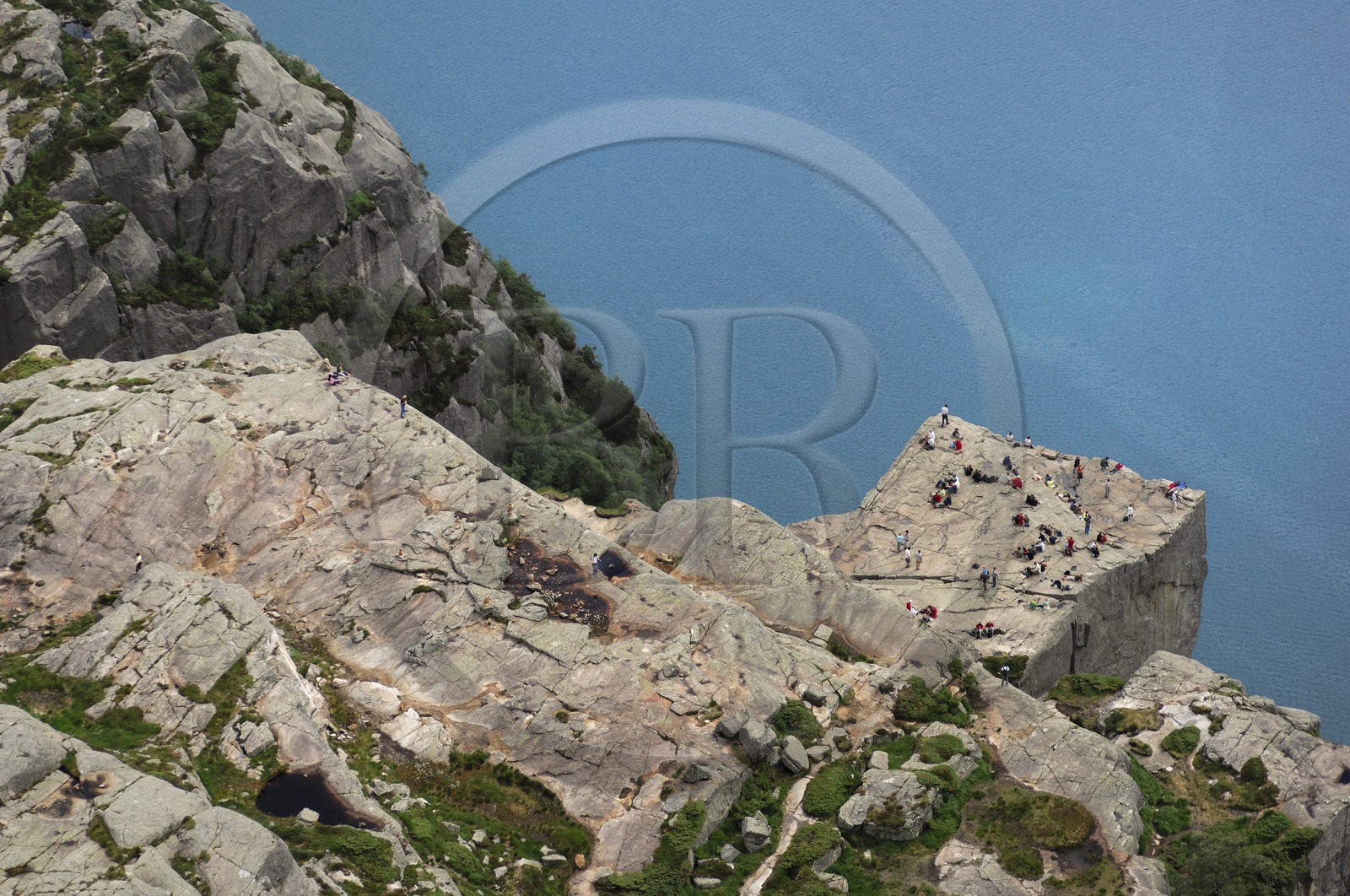 Norvège, Rogaland, randonneurs rocher de la Chaire (Preikestolen) dans le Lysefjord - fjord de Lysebotn (vue aérienne)