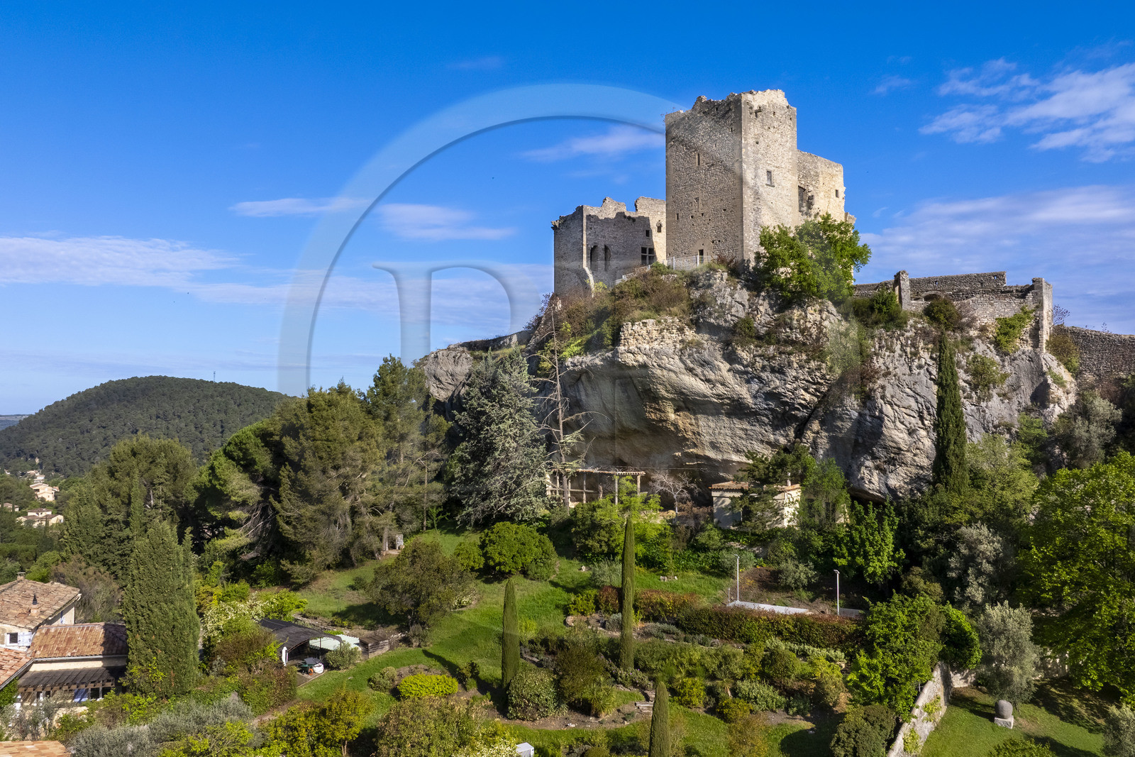 France, Vaucluse (84), Dentelles de Montmirail, Vaison-la-Romaine, le chateau des Comtes de Toulouse construit au XIIe siècle au sommet de la cité médiévale (vue aérienne)
