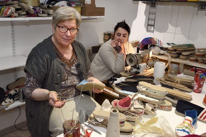 France, Pyrénées-Atlantiques (64), Pays-Basque, Saint-Jean-Pied-de-Port, Albertine Arangois et sa fille Patricia dans leur boutique et fabrique artisanale d'espadrilles