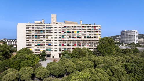 France, Bouches-du-Rhône (13), Marseille, oeuvre architecturale de Le Corbusier, classée Patrimoine Mondial de l'UNESCO, la Cité Radieuse par l'architecte Le Corbusier et l'immeuble Le Brasilia réalisé par l'architecte Fernand Boukobza sous l'influence de Le Corbusier en arrière plan (vue aérienne)