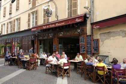 France, Saône et Loire (71), Cluny, terrasse de café de la vieille ville