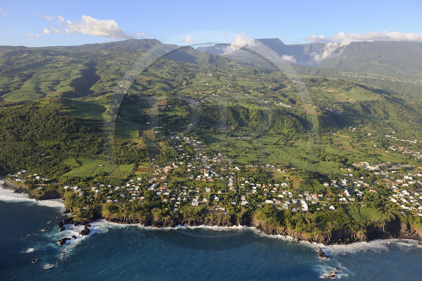 France, île de la Réunion, côte sud, Petite-Ile, baie de Manapani (vue aérienne) France, île de la Réunion, côte sud, Petite-Ile, baie de Manapani (vue aérienne)