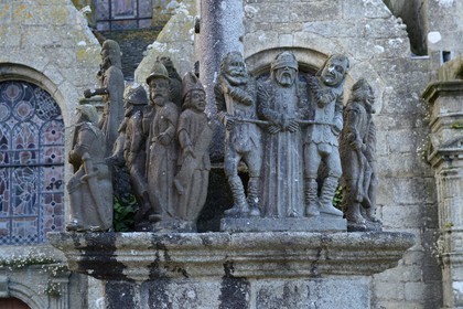 France, Finistère (29), étape sur le chemin de Saint Jacques de Compostelle, Saint-Thegonnec, le calvaire devant l'église dans l'enclos paroissial