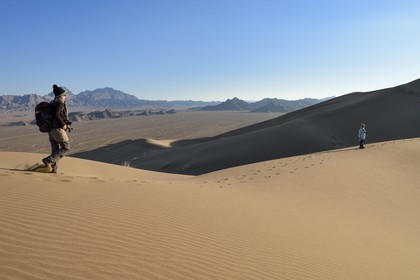 Iran, Yazd province, Dasht-e Kavir desert, Moghestan, hiking in the dune system which highest dune reaches 200 meters