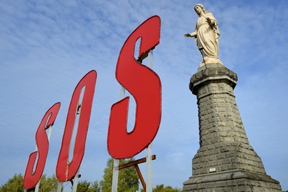 France, Moselle (57), Vallée de la Fensch, Hayange, SOS pour sauver les derniers Hauts-fourneaux (dit de Florange) du groupe ArcelorMittal à coté de la statue de la Vierge d’Hayange