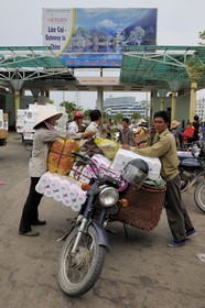 Vietnam, province de Lao Cai, ville de Lao Cai, passage de marchandises au poste frontière avec Hekou en Chine