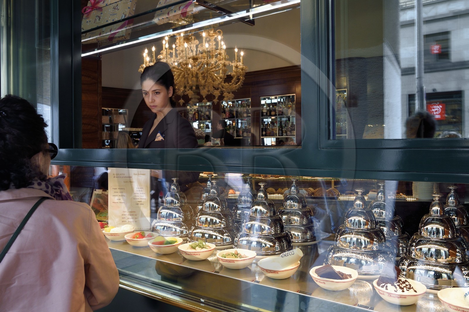 Italie, Lombardie, Milan, glacier patisserie Sant Ambroeus sur le Corso Giacomo Matteotti