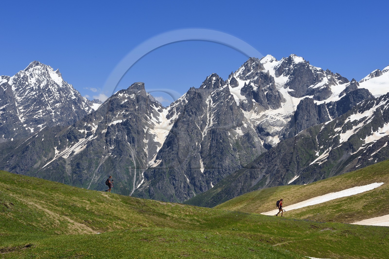 Géorgie, Haute Svanétie (Zemo Svaneti), Mestia, randonneurs sur les contrefort du mont Ouchba (Ushba)