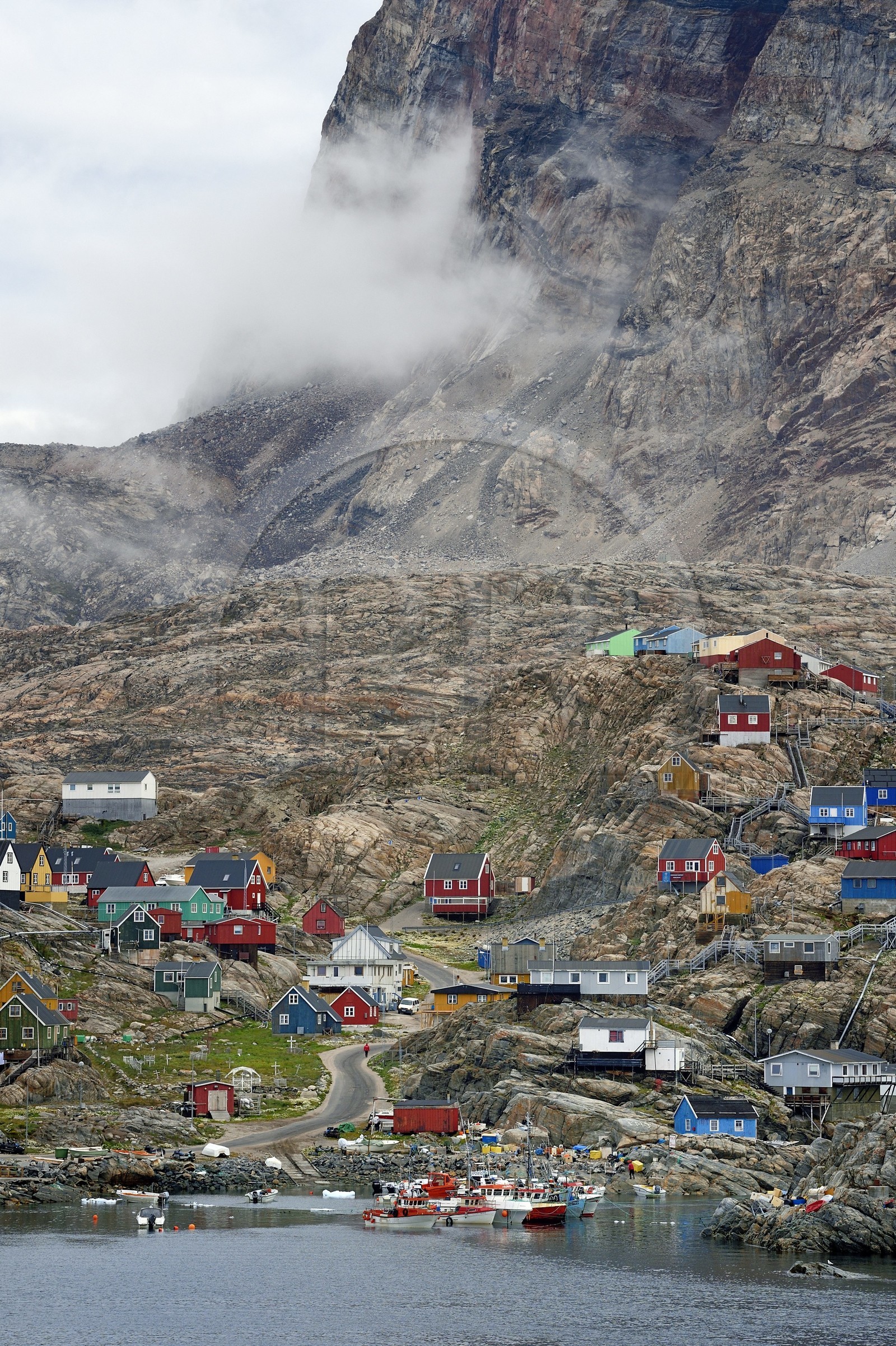 Groenland, cote ouest, la ville d'Uummannaq dominée par le mont Uummannaq qui culmine à 1170 m
