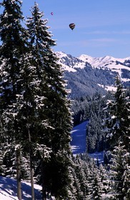 Suisse, région de Bern (Oberland Bernois), Saanenland, Gstaad, montgolfières, paysage enneigé