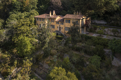 France, Alpes-Maritimes (06), Menton, le jardin Serre de la Madone, la villa du major Lawrence Johnston (vue aérienne) France, Alpes-Maritimes, Menton, the garden Serre de la Madone, Major Lawrence Johnston's villa (aerial view)