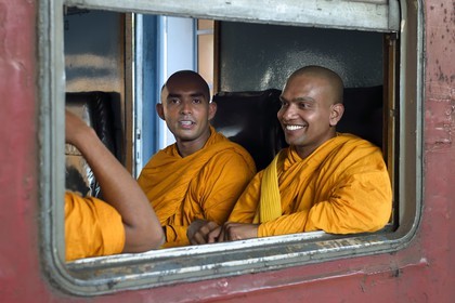 Sri Lanka, Province du Sud, moines bouddhistes dans le train de Colombo à Galle