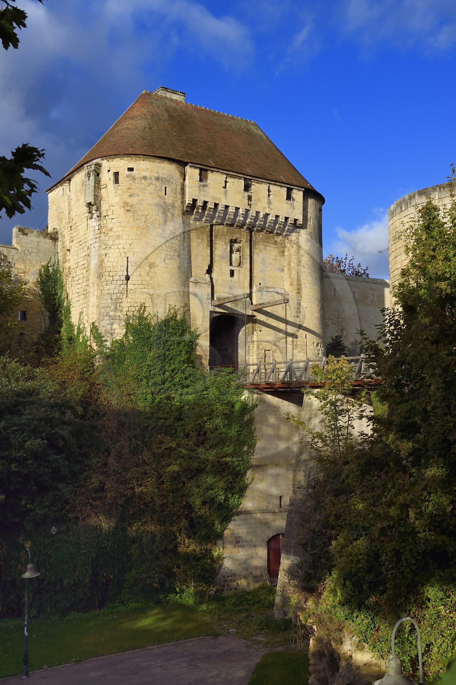 France, Calvados (14), Caen, le château ducal de Guillaume le Conquerant, les remparts et le pont-levis de la porte des champs