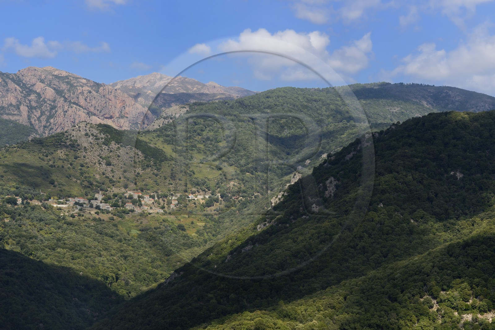 France, Corse-du-Sud (2A), région de Sartène, vallée de la rivière Rizzanèse, village de Cargiaca France, Corse-du-Sud (2A), région de Sartène, vallée de la rivière Rizzanèse, village de Cargiaca