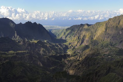 France, Ile de la Reunion, le cirque de Cilaos, classé Patrimoine Mondial de l'UNESCO, et la côte ouest vers Saint-Louis en arrière plan (vue aérienne)