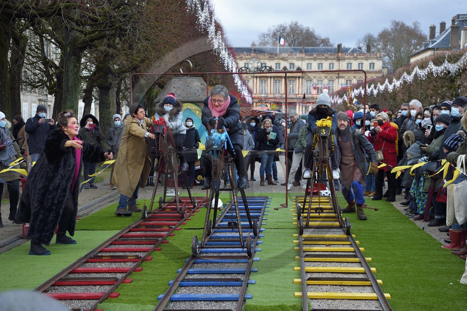 France, Meurthe-et-Moselle (54), Nancy, Village de la Marmaille sur la place de la Carrière, jeux pour petits et grands à l'occasion de la fête de la Saint-Nicolas, course de chevaux mécaniques