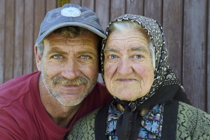 Roumanie, Transylvanie, région de Sighisoara, village de Movile, famille de paysans, la mère Eugenia Dobre et le fils Stelica Dobre
