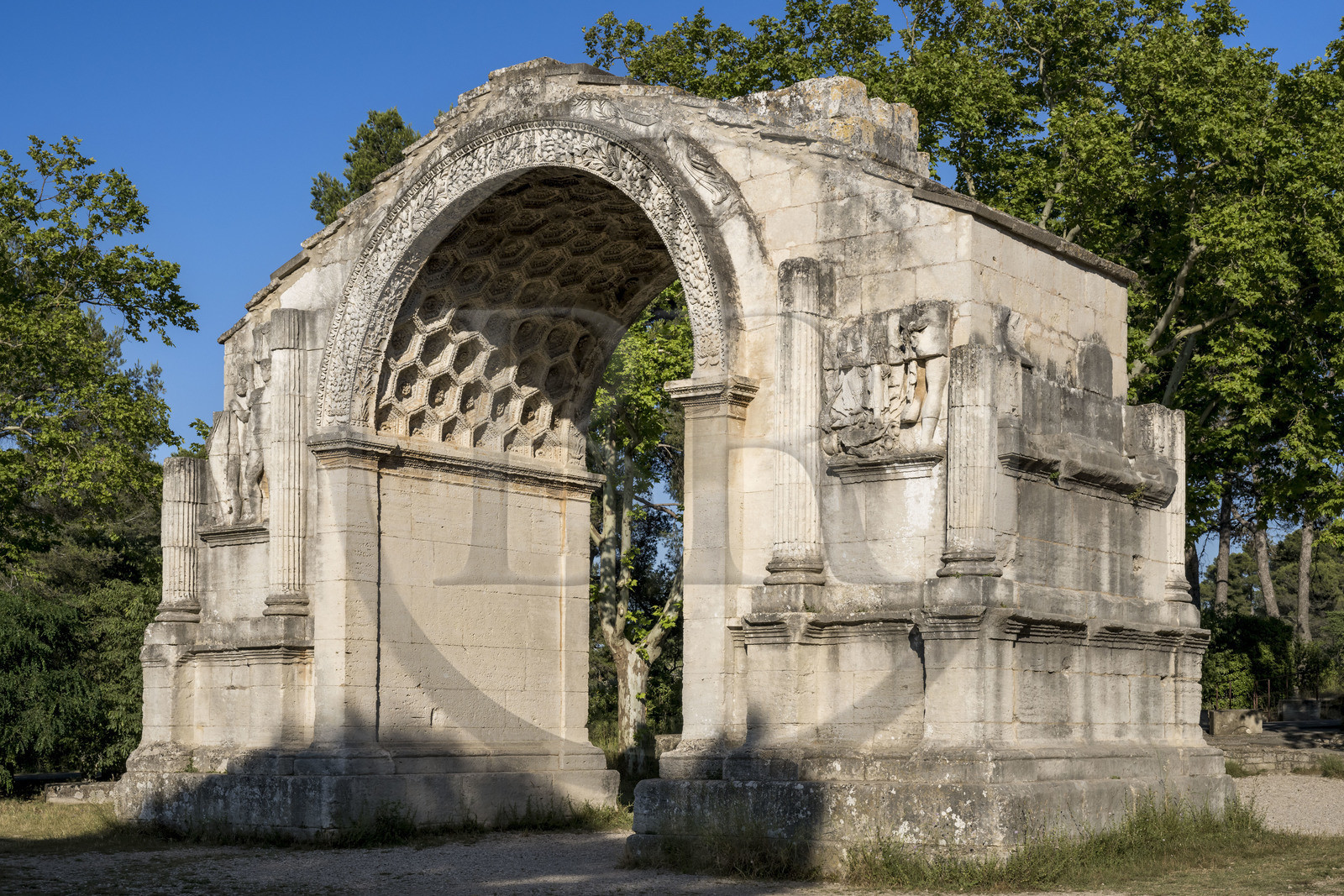France, Bouches-du-Rhône (13), Parc Naturel Régional des Alpilles, Saint-Rémy-de-Provence, arc municipal de Glanum, arc de triomphe romain