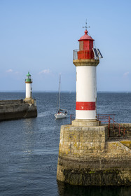 France, Morbihan (56), Ile de Groix, Port Tudy, voilier entre les deux balises à l'entrée du port