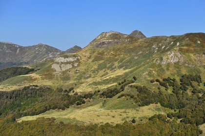 France, Cantal (15), Parc Naturel Régional des Volcans d'Auvergne, Le Lioran, depuis le col de Rombière sur le chemin de Saint-Jacques de Compostelle par la Via Arverna, les Fours de Peyre Arse et le sommet du Puy Mary émergeant en arrière plan