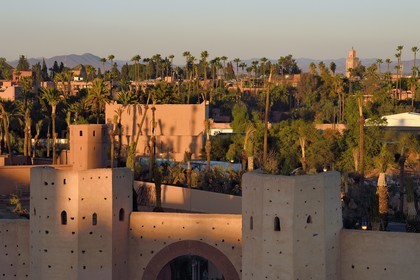 Maroc, Haut-Atlas, Marrakech, ville impériale, Médina classée Patrimoine Mondial de l'UNESCO, une des portes des remparts de la ville et entrée du Royal Mansour Hotel