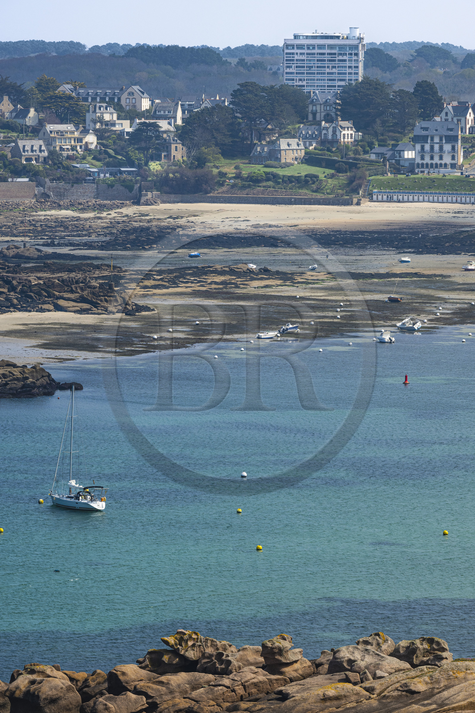 France, Côtes-d'Armor (22), Côte de Granit Rose, Trébeurden, l'immeuble Hélios inscrite au patrimoine du XXème siècle de l'architecte Roger Le Flanchec admirateur du Corbusier en arrière plan