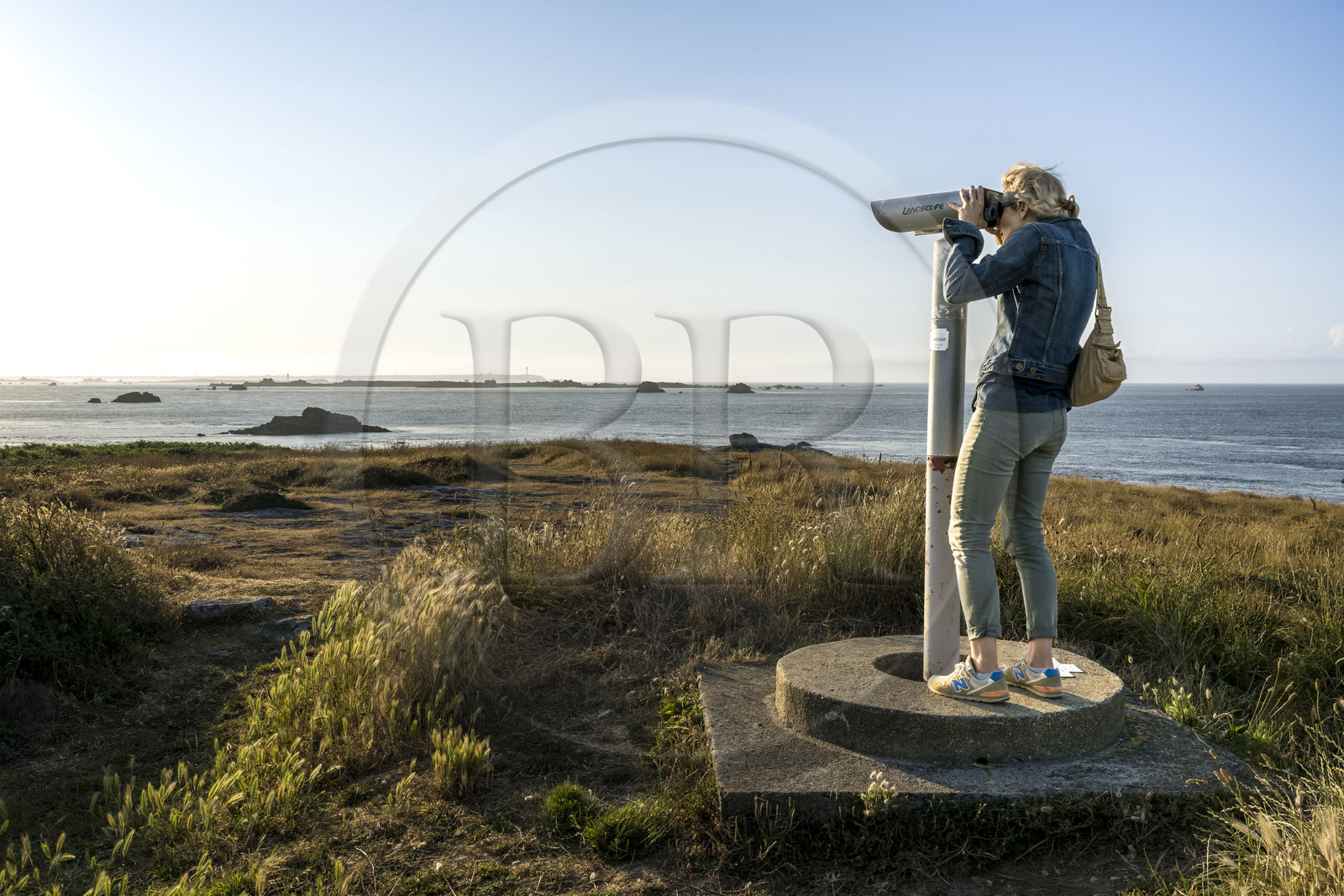 France, Finistère (29), Mer d'Iroise, Ile de Molène, observation de l'Ile d'Ouessant depuis le Nord de l'ile