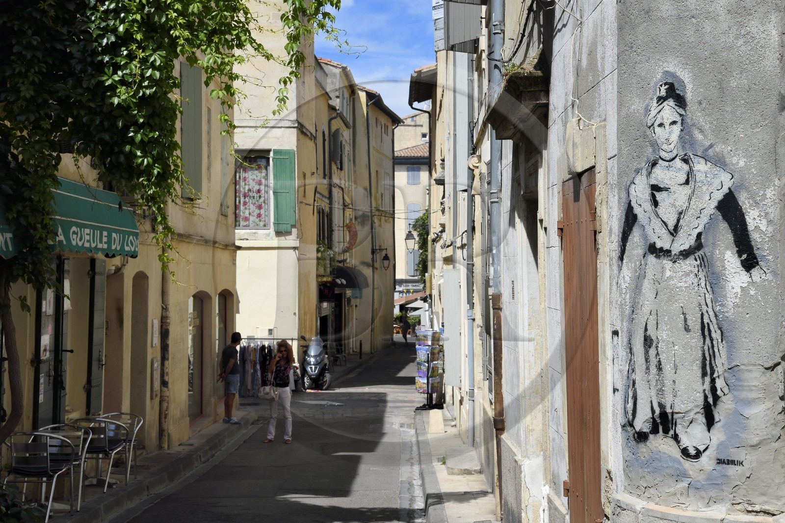 France, Bouches-du-Rhône (13), Arles, une Arlésienne rue des arènes
